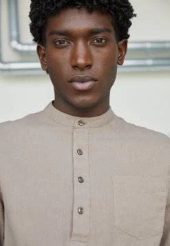 Pier One Shirt - Taupe 11 Pier One Shirt - Taupe -Pier One 02bf2dafeb9f48aca132a39f3c9562ef