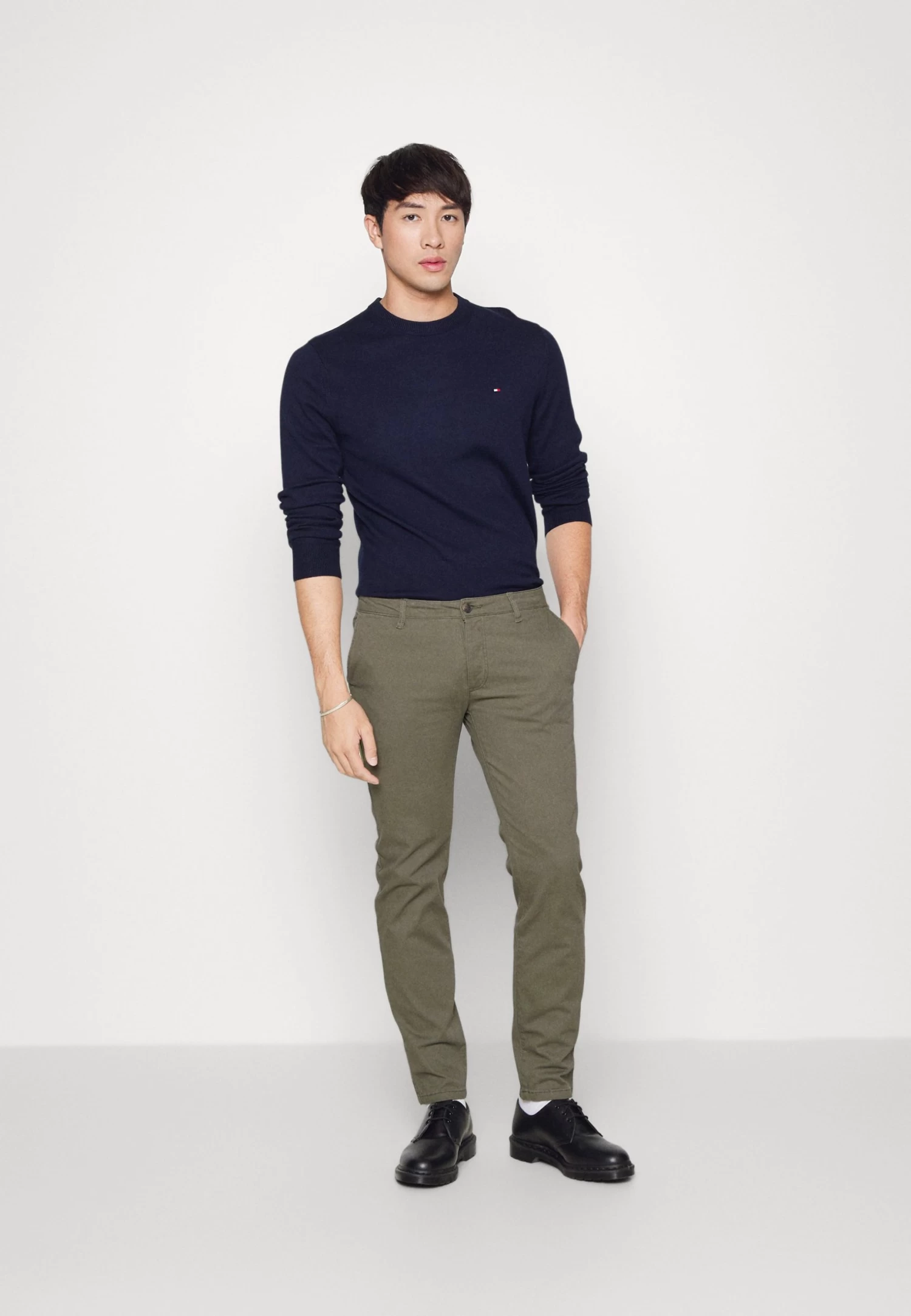 Pier One 2 Pack - Chinos - Black/Olive 3 Pier One 2 Pack - Chinos - Black/Olive