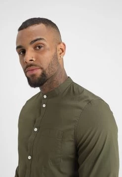 Pier One Muscle Fit Stand- Shirt - Oliv -Pier One 259eaf52e4d4427a96fee394df68933f