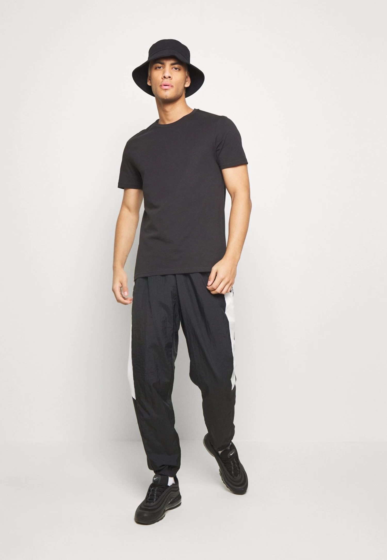 Pier One 7 Pack - Basic T-Shirt - Black 4 Pier One 7 Pack - Basic T-Shirt - Black - Image 2