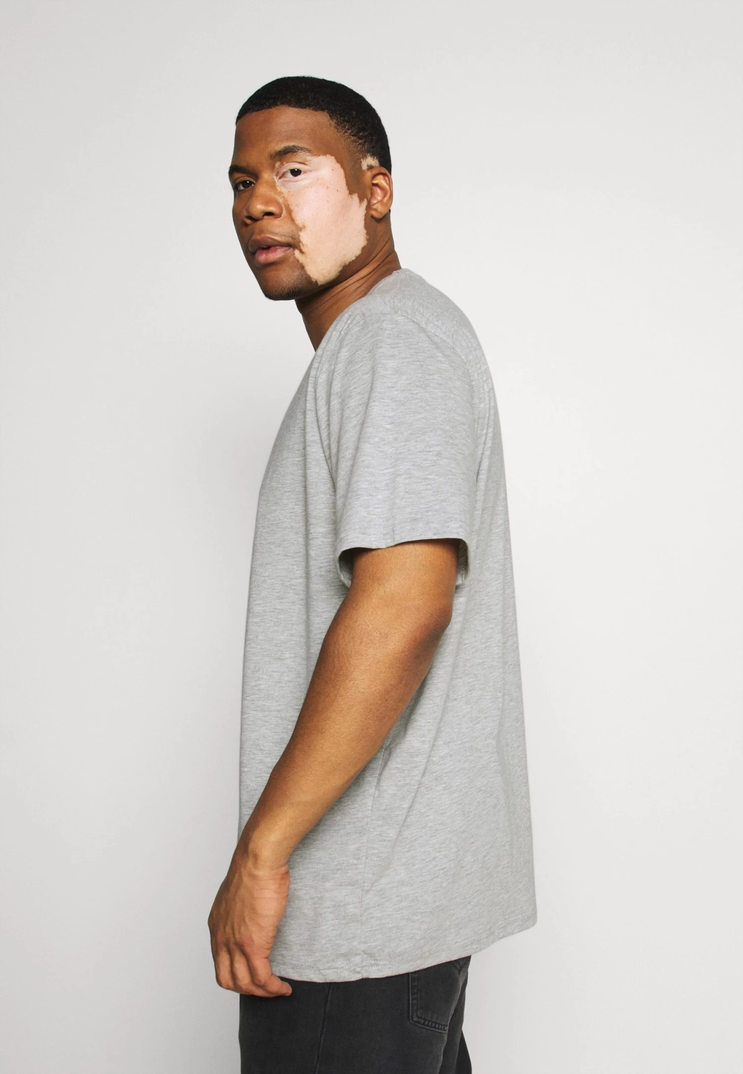 Pier One 5 Pack - Basic T-Shirt - Khaki/Grey/Dark Blue 4 Pier One 5 Pack - Basic T-Shirt - Khaki/Grey/Dark Blue - Image 2