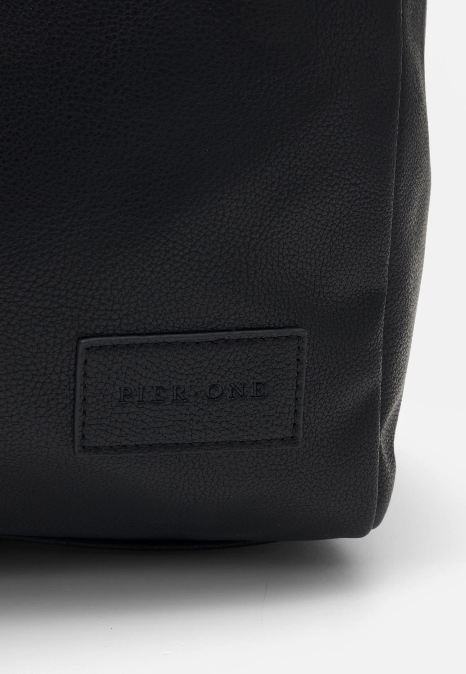 Pier One Unisex - Weekend Bag - Black 6 Pier One Unisex - Weekend Bag - Black - Image 4