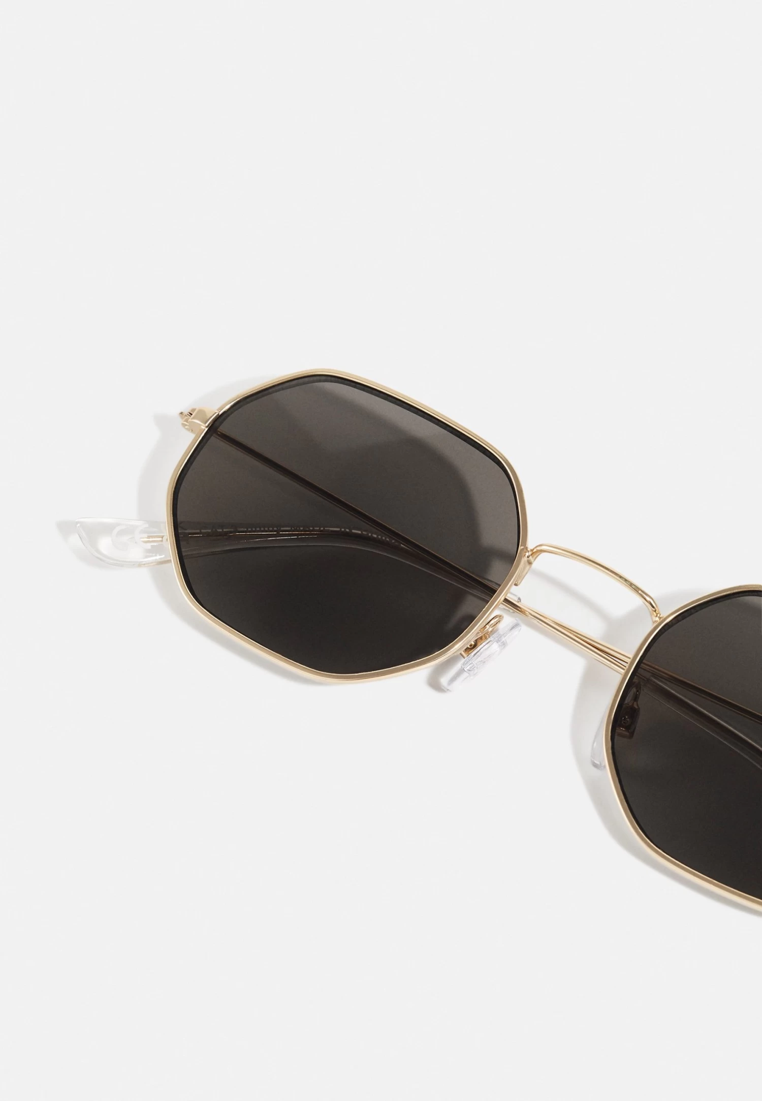 Pier One Unisex - Sunglasses - Gold-Coloured/Black 6 Pier One Unisex - Sunglasses - Gold-Coloured/Black - Image 4
