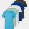Pier One 5 Pack - Basic T-Shirt - Blue/Dark Blue/Light Green 1 Pier One 5 Pack - Basic T-Shirt - Blue/Dark Blue/Light Green -Pier One 8829d927b1a546d58909a54b59b2fce3