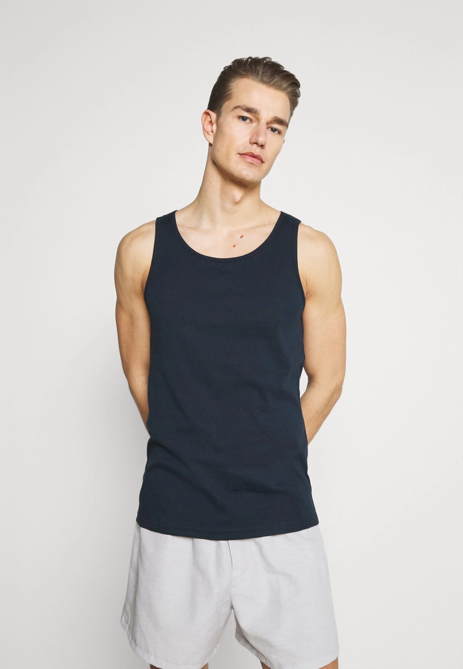 Pier One 3 Pack - Undershirt - Dark Blue/Bordeaux/Off-White 5 Pier One 3 Pack - Undershirt - Dark Blue/Bordeaux/Off-White - Image 3