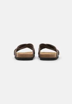Pier One Unisex - Slippers - Brown 10 Pier One Unisex - Slippers - Brown -Pier One b64bd94841374f58a4a8e2cf13040258