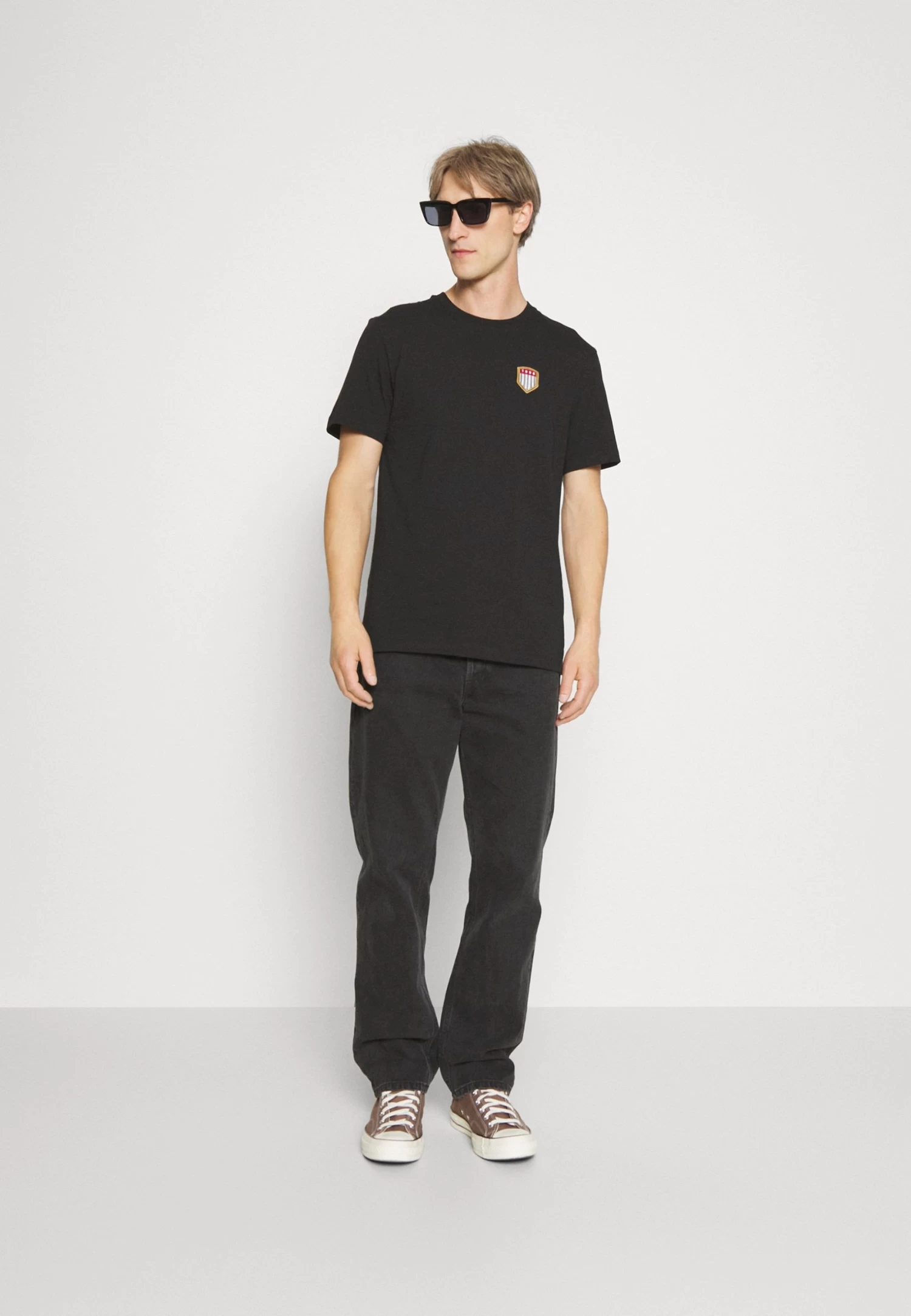 Pier One Print T-Shirt - Black 4 Pier One Print T-Shirt - Black - Image 2