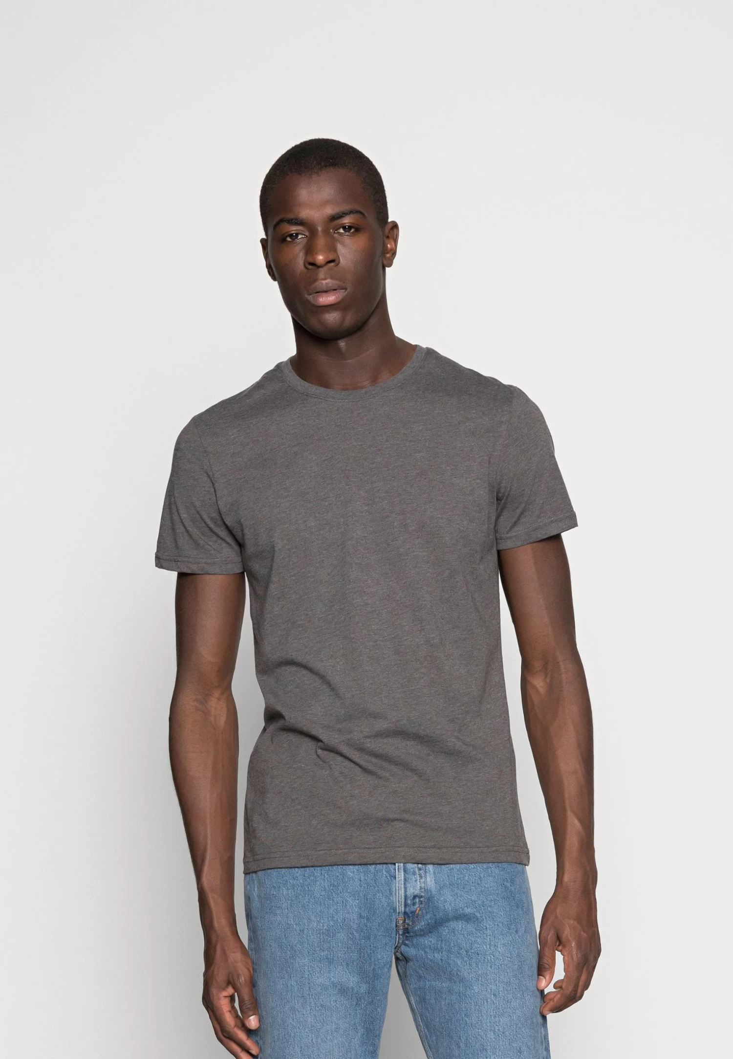 Pier One 3 Pack - Basic T-Shirt - Black/Grey/Green 7 Pier One 3 Pack - Basic T-Shirt - Black/Grey/Green - Image 5