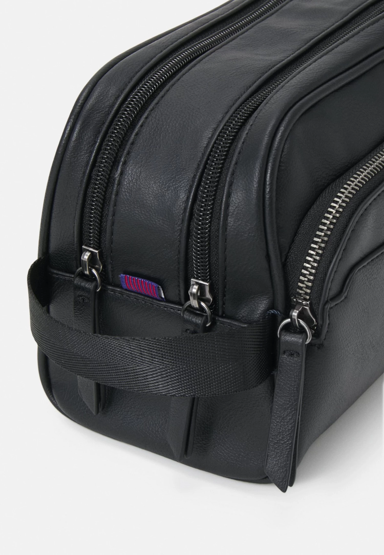 Pier One Wash Bag - Black 6 Pier One Wash Bag - Black - Image 4