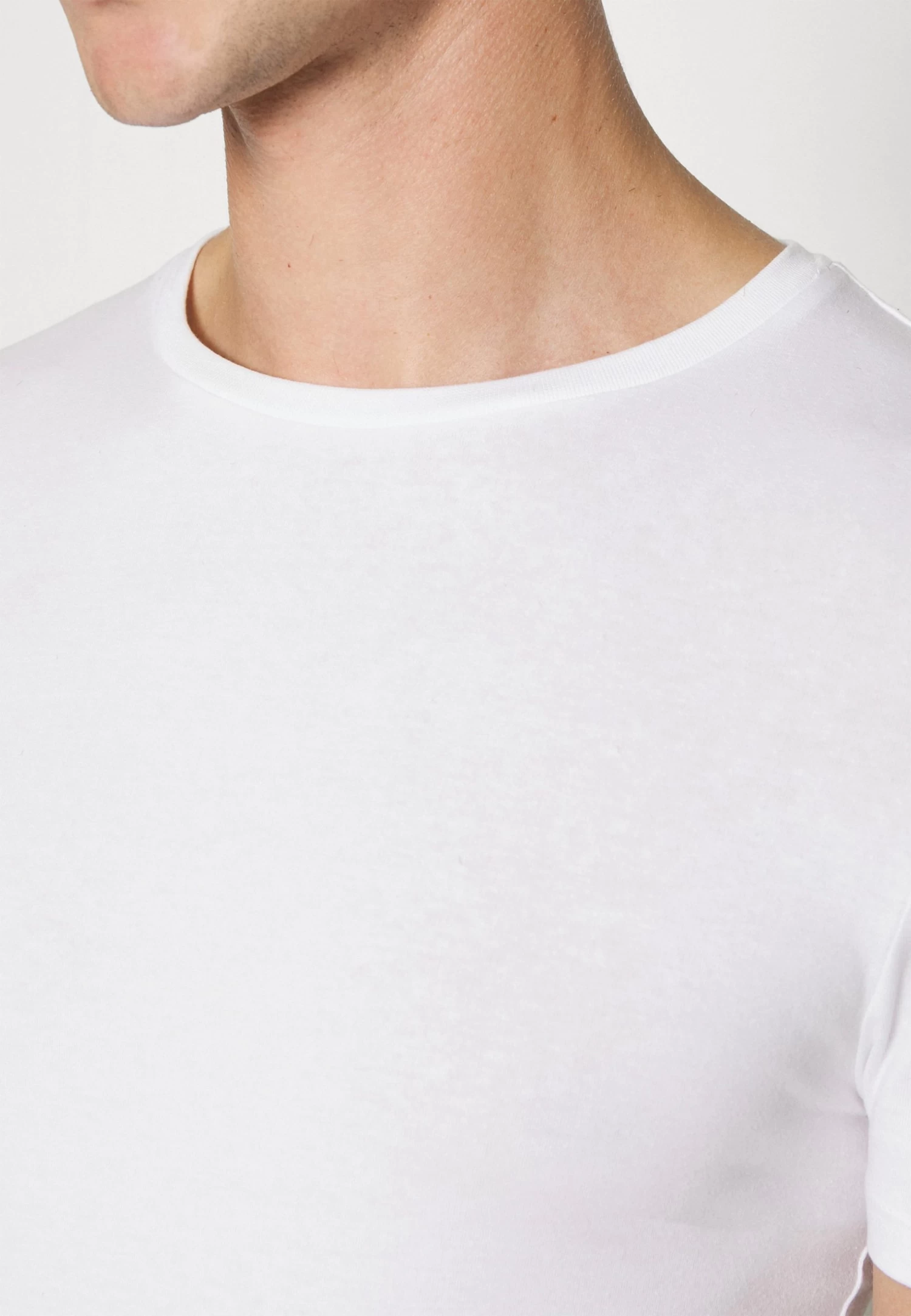 Pier One 3 Pack Muscle Fit- Basic T-Shirt - White 7 Pier One 3 Pack Muscle Fit- Basic T-Shirt - White - Image 5